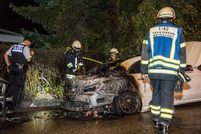 Weinstadt-Beutelsbach: Feuerteufel unterwegs! Erneuter Pkw Brand - greift auf weiteren Pkw und Hecke ueber